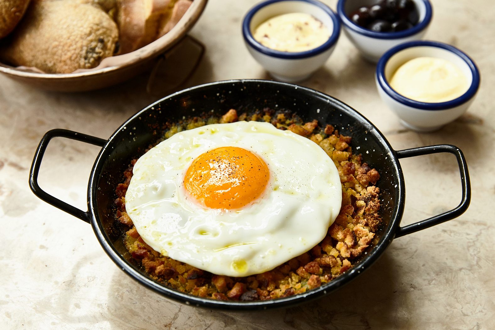 Avillez lança menus de almoço — depois deste bacalhau com migas a sobremesa já está à espera