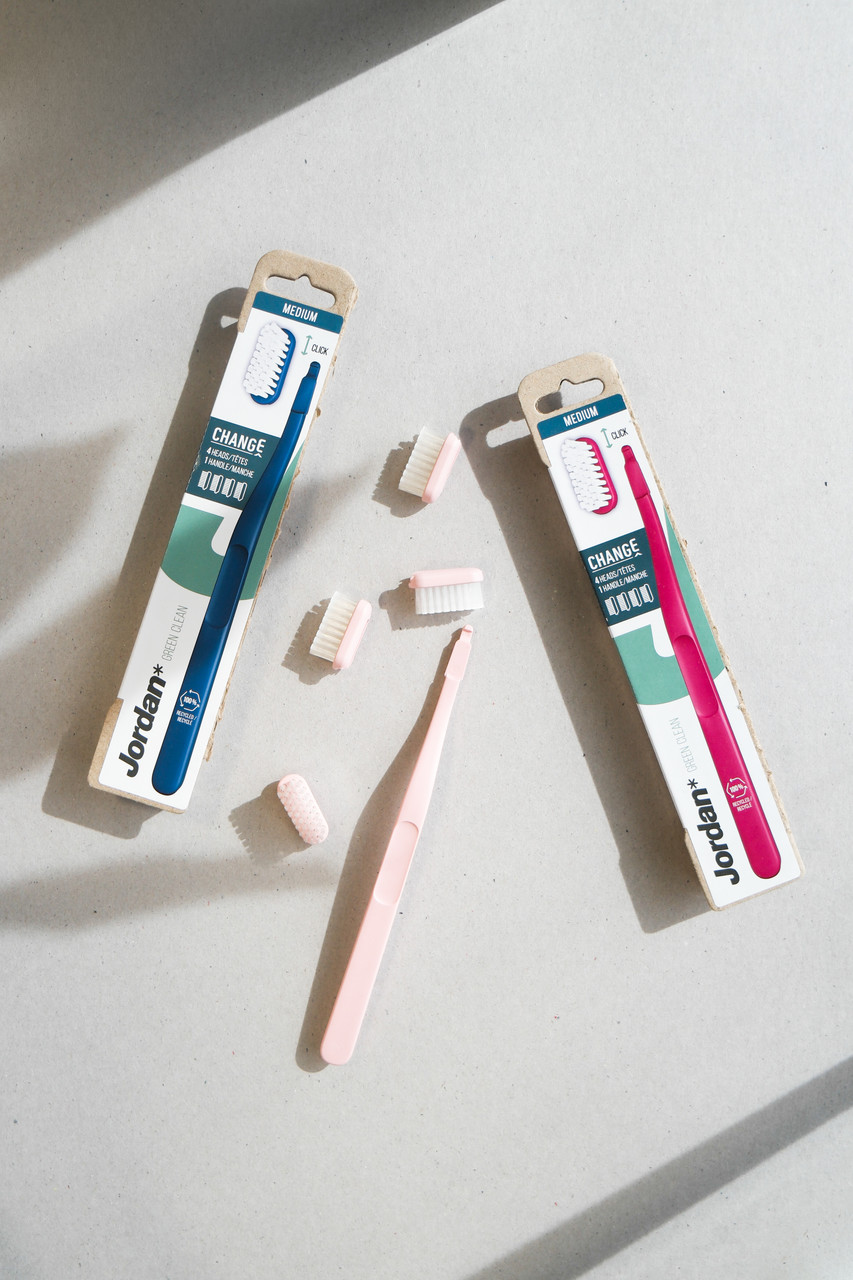 Gira, sustentável e ainda mais fácil de trocar. Esta é a escova de dentes que vai querer ter na sua casa de banho