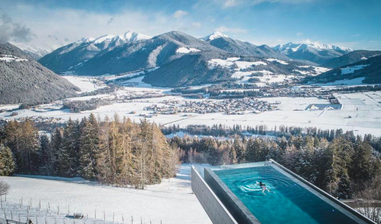 Do “spa no céu” às 5 piscinas aquecidas. Este hotel nas montanhas podia ser cenário de “Frozen”