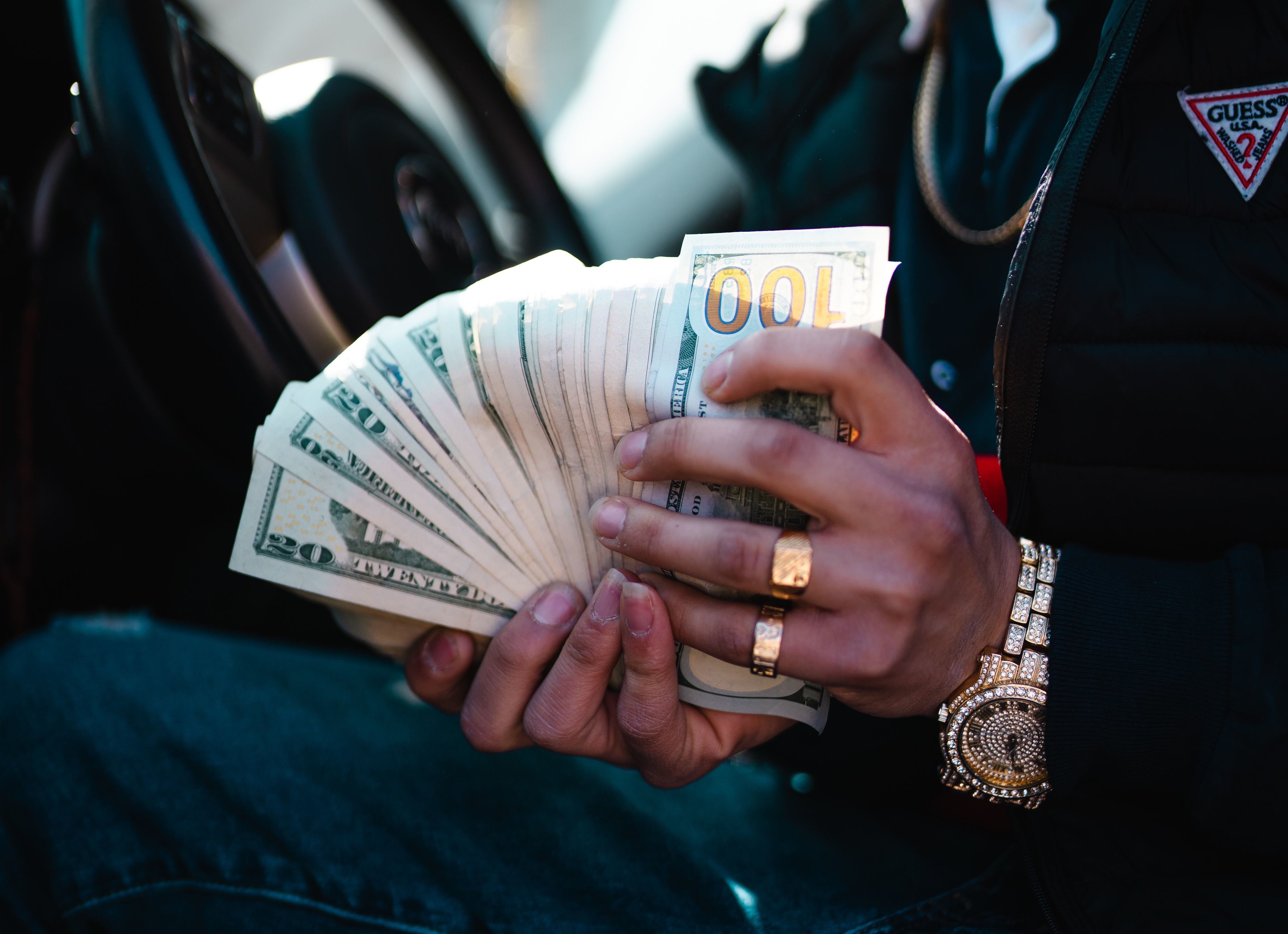 A PayPal depositou 92 quadriliões de dólares na conta deste homem que se tornou no mais rico do mundo (por apenas 3 minutos)