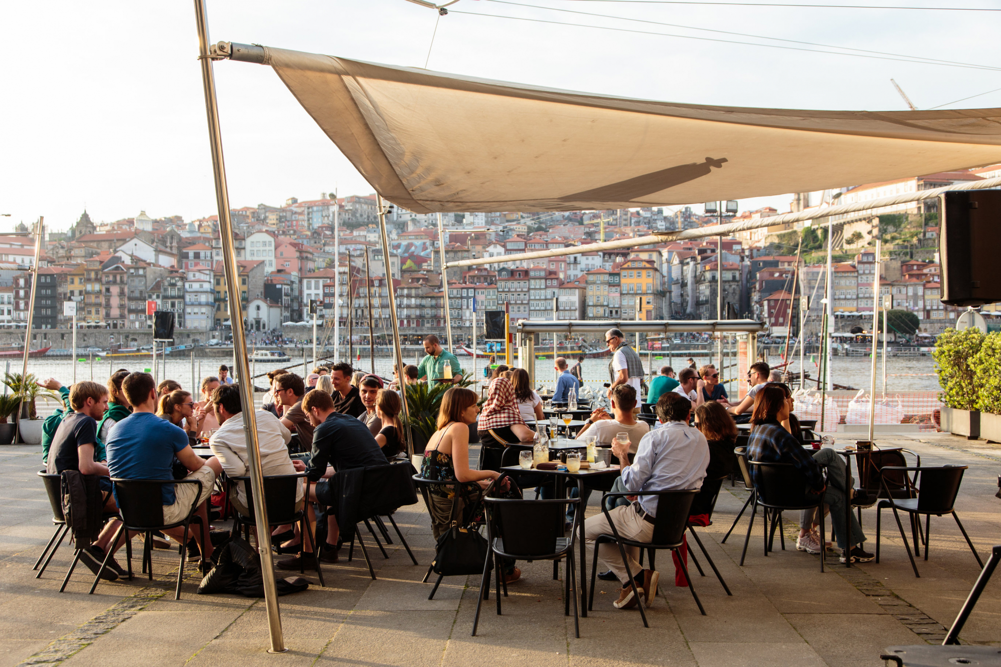 7 esplanadas para jantar nas noites quentes — do tasco à cozinha de chef