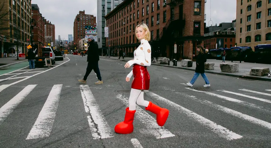 Parecem umas botas de desenho animado, mas são o último grito da moda (custam 350€ e já esgotaram)