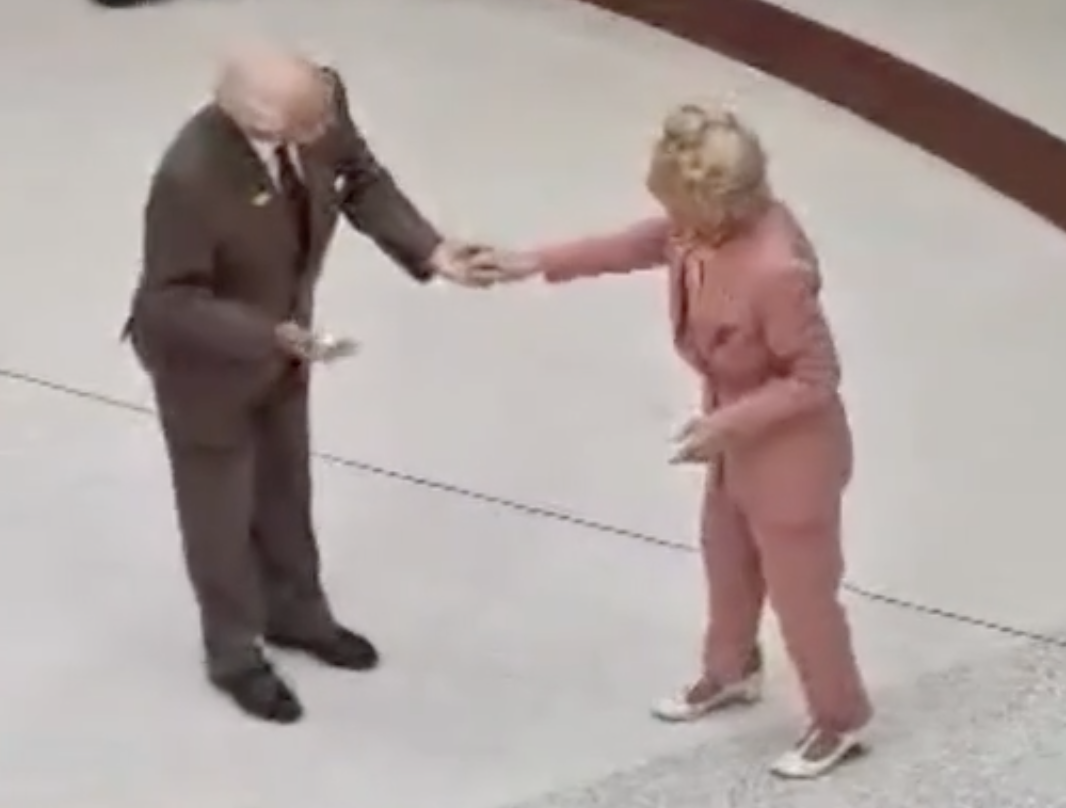 Não vai ver nada mais bonito hoje do que este casal de idosos a dançar num shopping