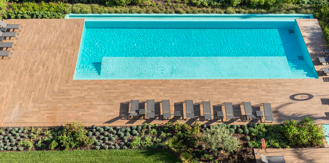 Neste hotel a meia-hora de Lisboa pode acordar com vista para o Atlântico e refrescar-se na piscina (e está com descontos)