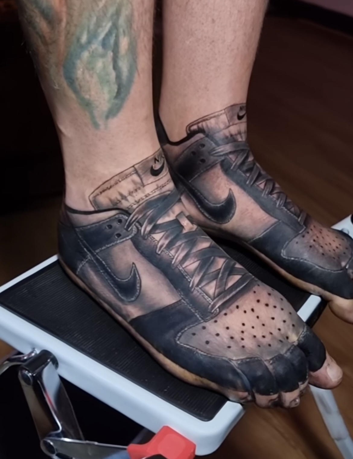 Homem tatua ténis da Nike nos pés. Agora, anda sempre “calçado” com o seu par favorito