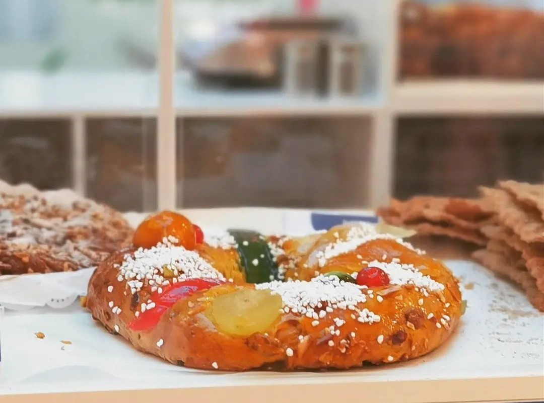 Bola de Berlim combina com Natal? Sim, e pode encontrar as do Pão da Vila ao lado do bolo-rei