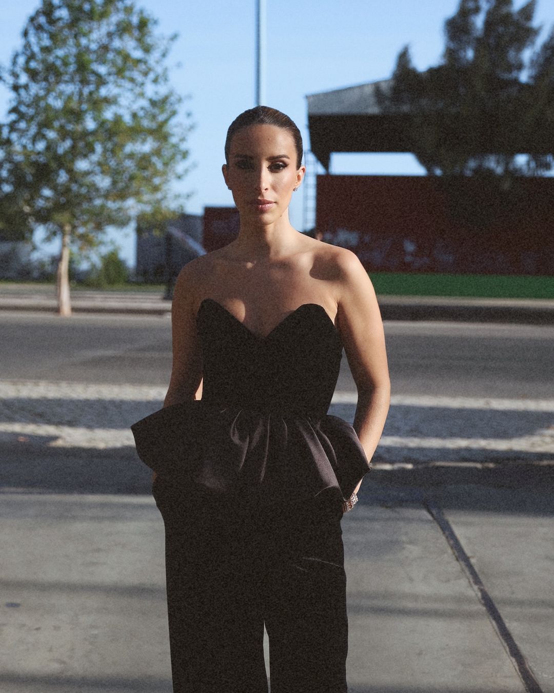 Estamos rendidos a este look de veludo de Helena Coelho. Veja 19 sugestões de tops caicai (desde 9,99€)