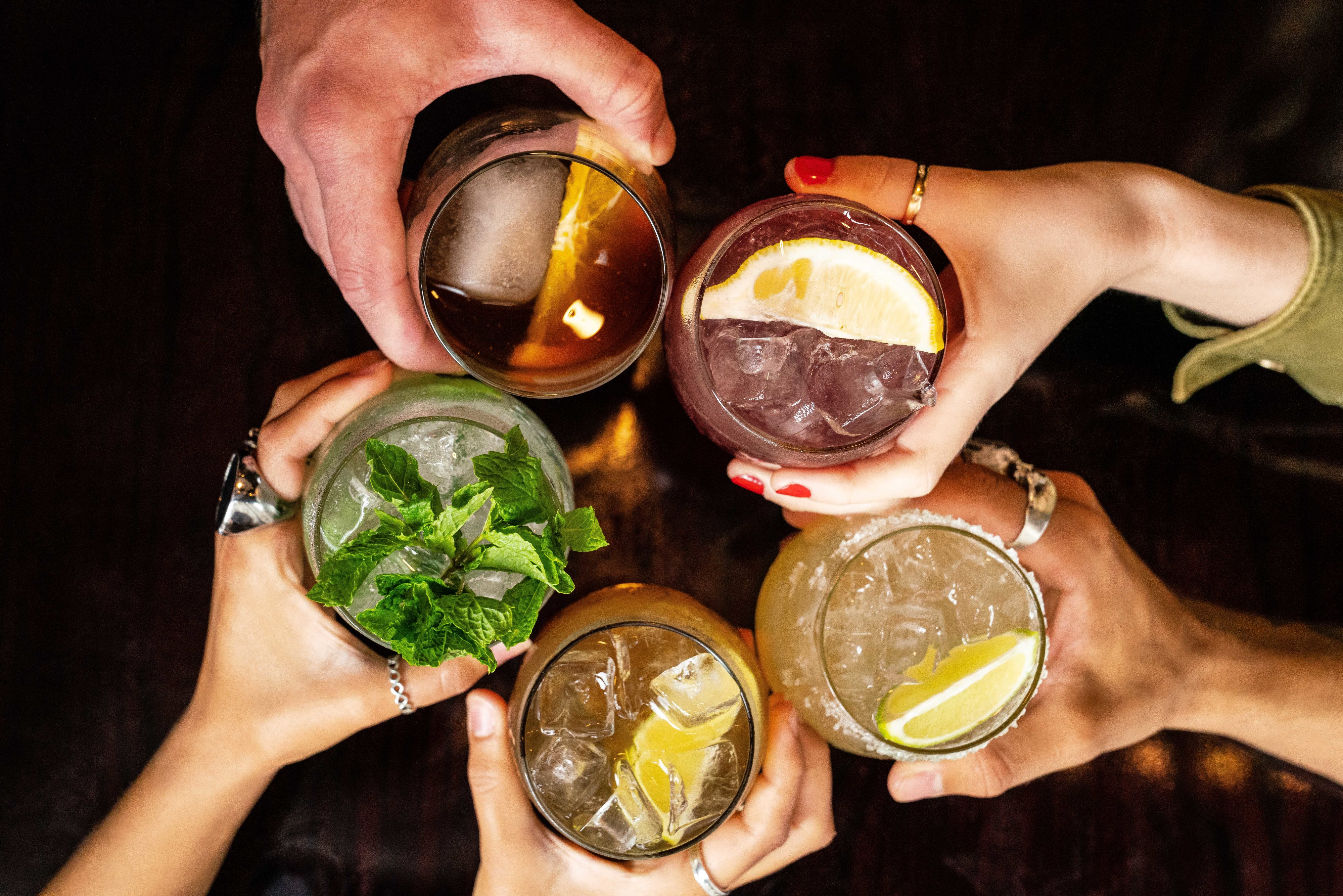 Prove os melhores cocktails a metade do preço na happy hour do Hard Rock Cafe Lisboa