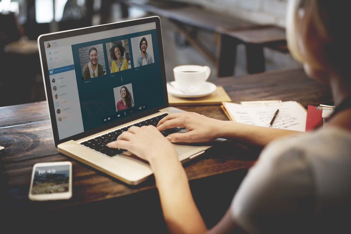 Estudo mostra utilização excessiva do telemóvel e computadores entre os jovens. A média é de 7 horas por dia