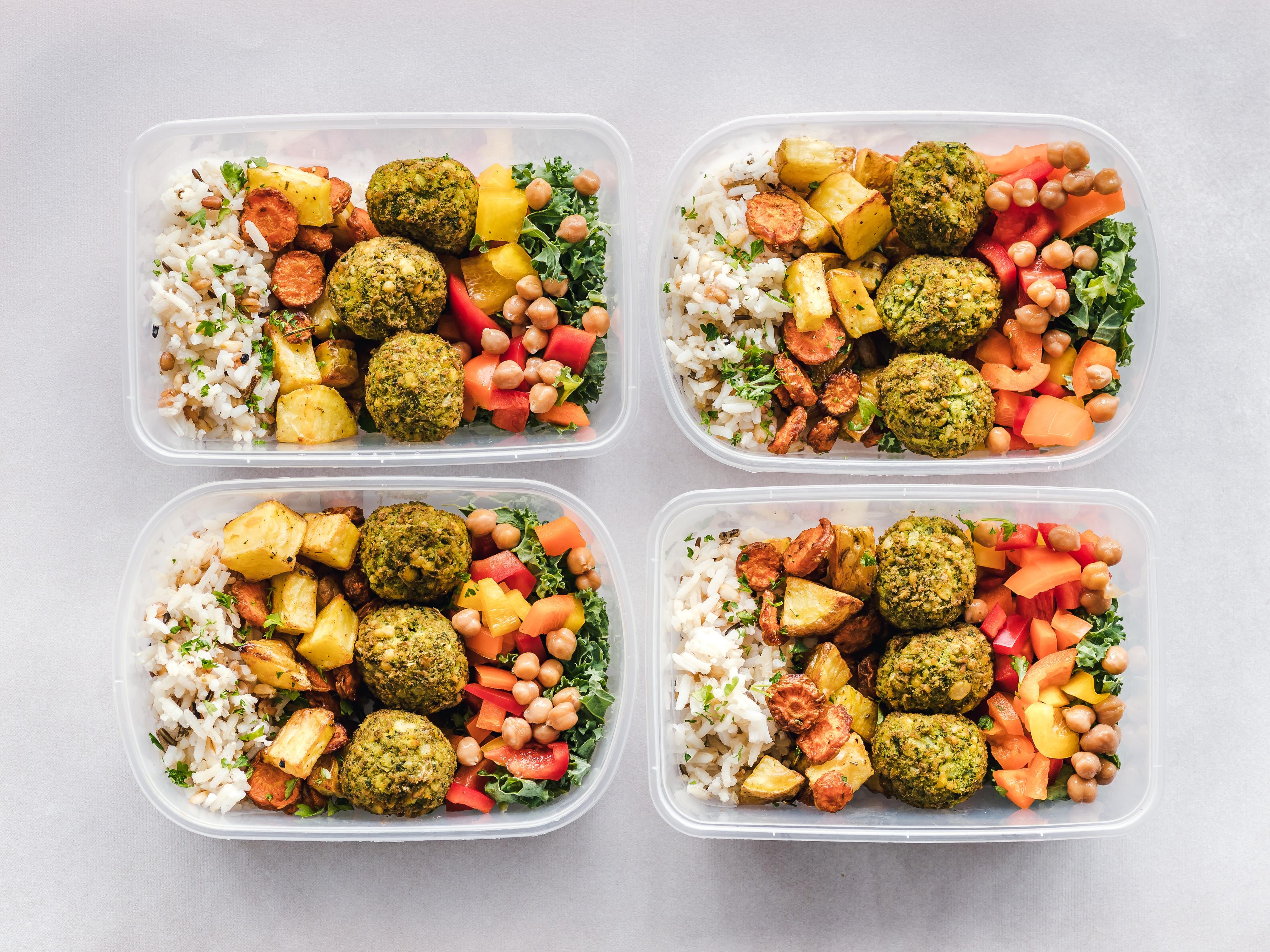 Marmitas saudáveis, vegetarianas ou vegan sem ter de cozinhar durante uma semana? Há 10 sítios onde pode encomendar
