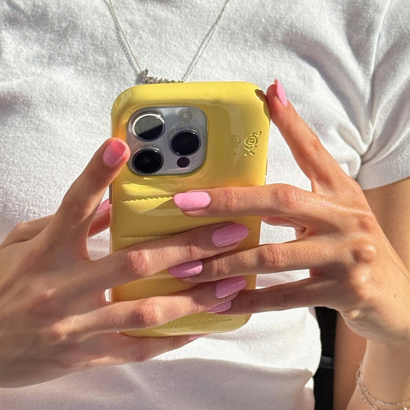 O calor pede manicures coloridas. Consiga-as com estes 4 vernizes que não chegam aos 10€