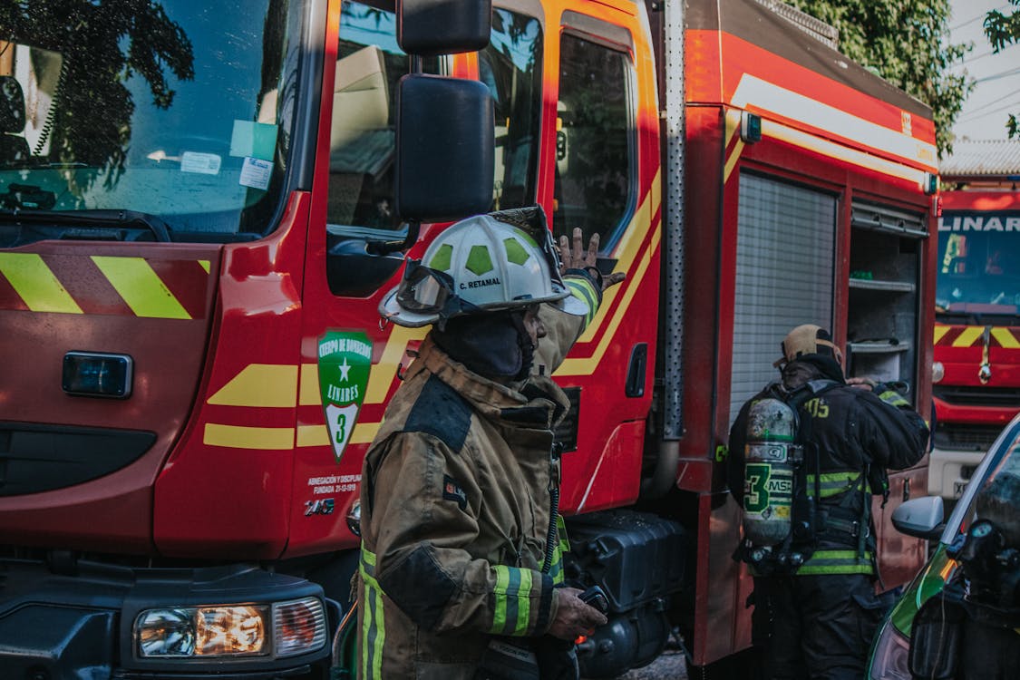 Bombeiros e polícias mal pagos, diplomatas a dobrar. Veja como variam os salários na Função Pública