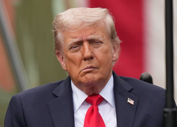 Donald Trump coloca placas com conteúdo ofensivo nos retratos de Joe Biden e Obama na Casa Branca