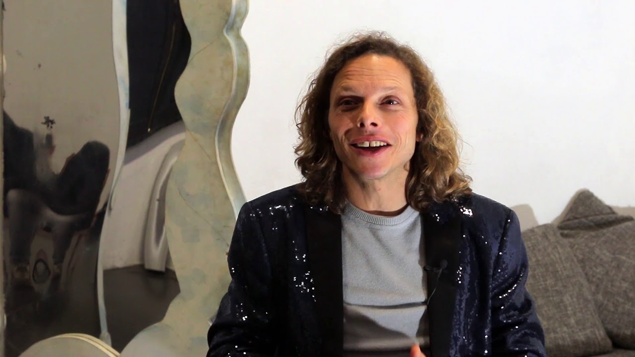 Professor de expressão artística que já é viral no Tik Tok foi ator de “Floribella” (e é uma estrela da Telescola)