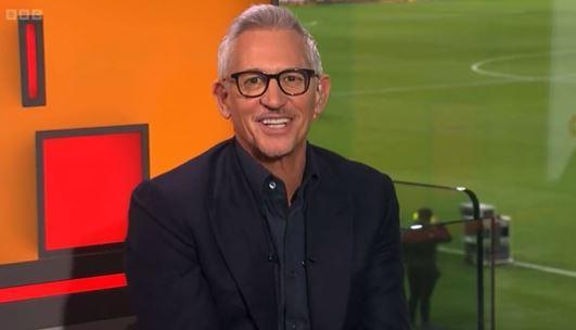 Comentador da BBC apanhado em direto numa partida com barulhos pornográficos. Veja o vídeo