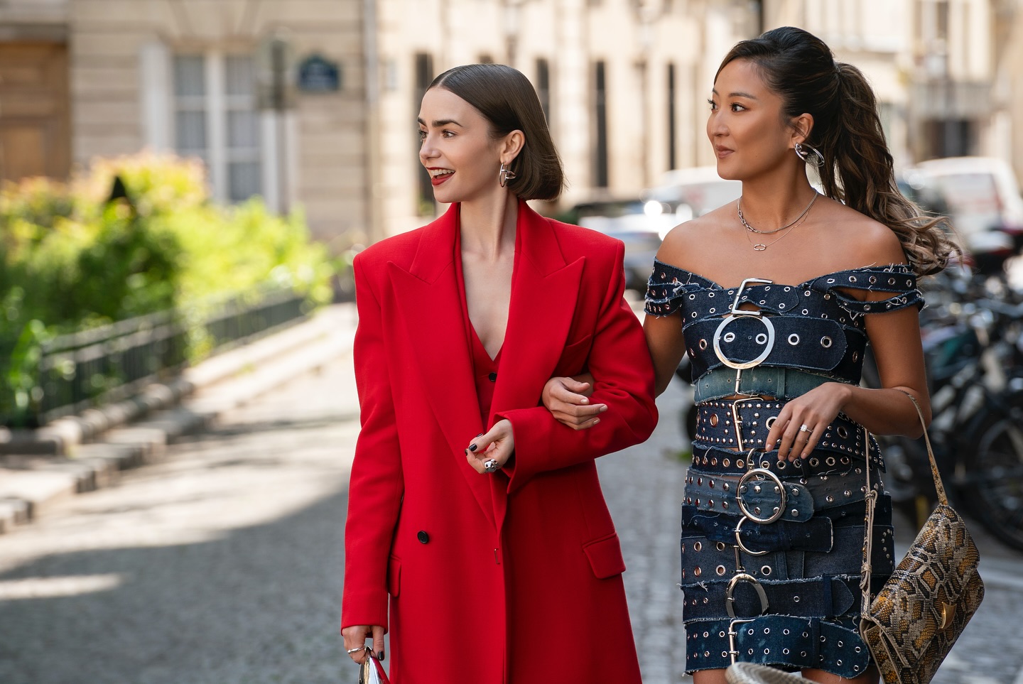 14 fotos da nova temporada de “Emily in Paris”. Veja os looks memoráveis das personagens