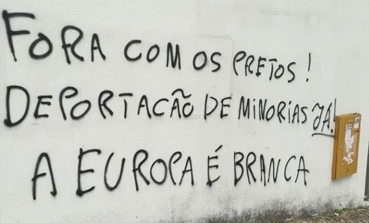 “Fora com os pretos!”. Escolas e centros de refugiados vandalizados com mensagens racistas e xenófobas