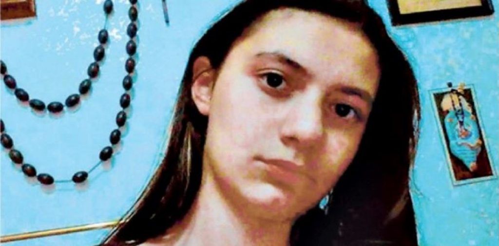 Jovem de 17 anos foi esfaqueada e colocada num saco do lixo. Assassino pode ser o namorado