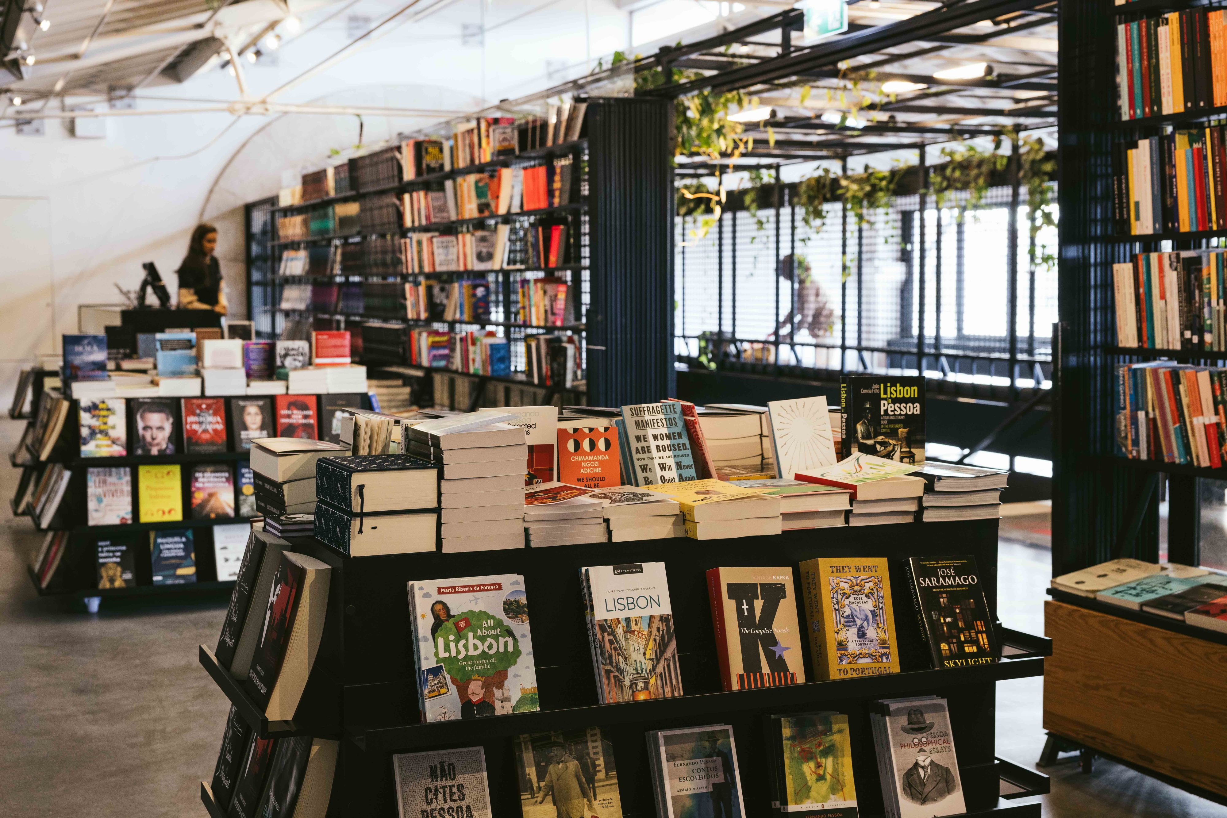 Há uma nova livraria no Time Out Market Lisboa — e até tem peluches gigantes