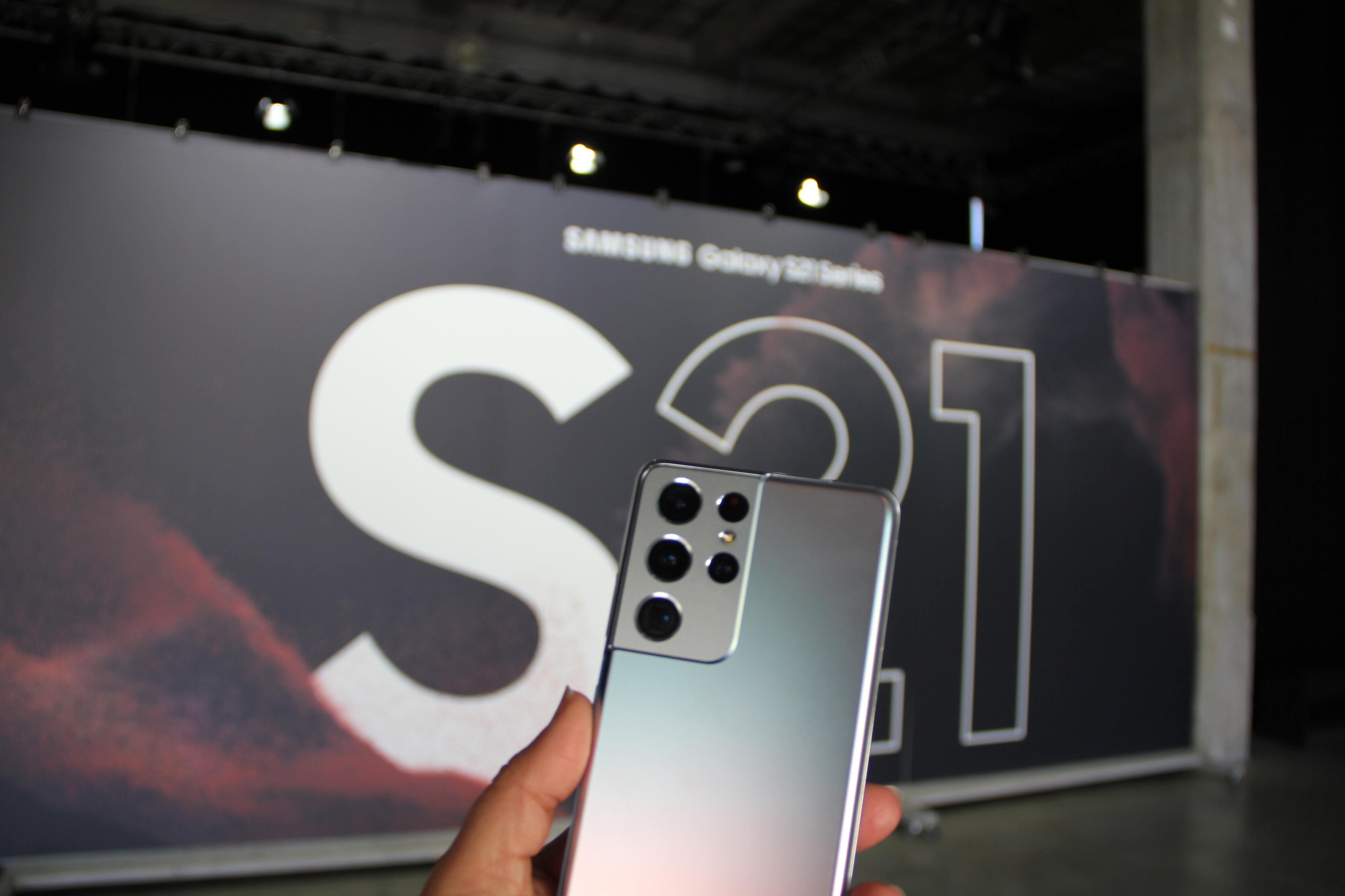 Nova gama Samsung Galaxy S21 encolhe no preço mas também retira acessórios