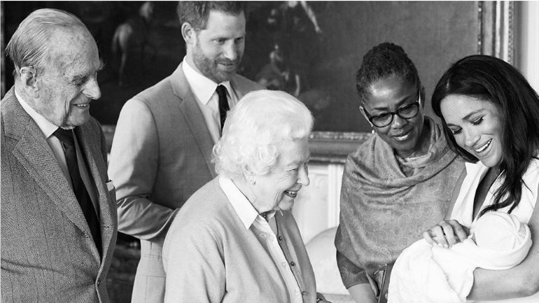 Porque é que Meghan Markle publicou a primeira fotografia do filho a preto e branco