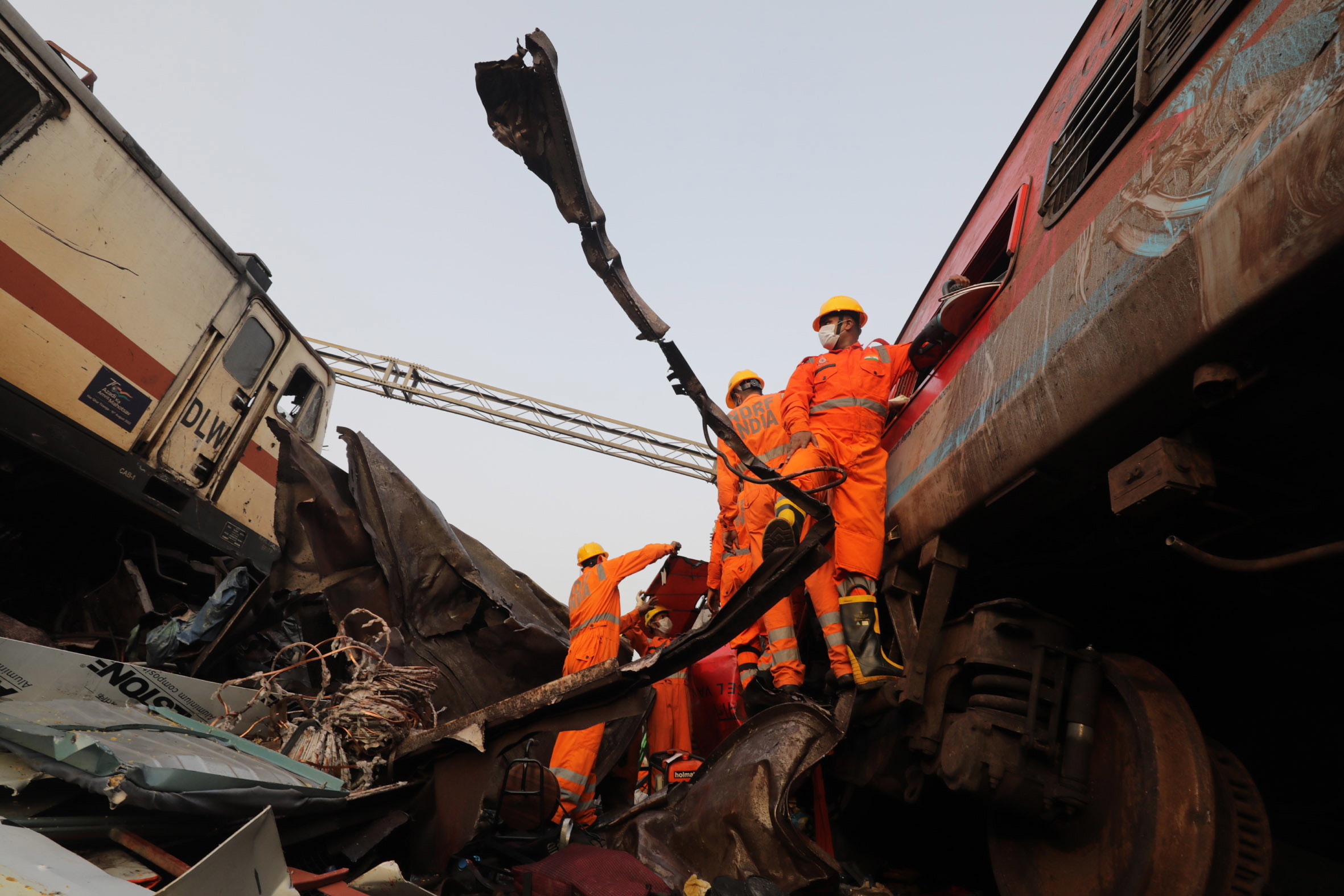 Caos num dos acidentes ferroviários mais mortais da história na Índia. Centenas de mortos e hospitais lotados