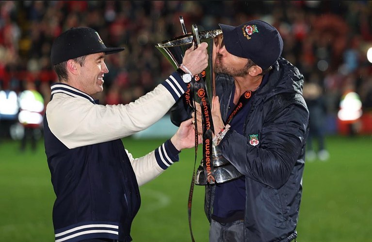 Equipa de futebol de Ryan Reynolds sobe de divisão. Veja a reação do ator (que até envolveu lágrimas)