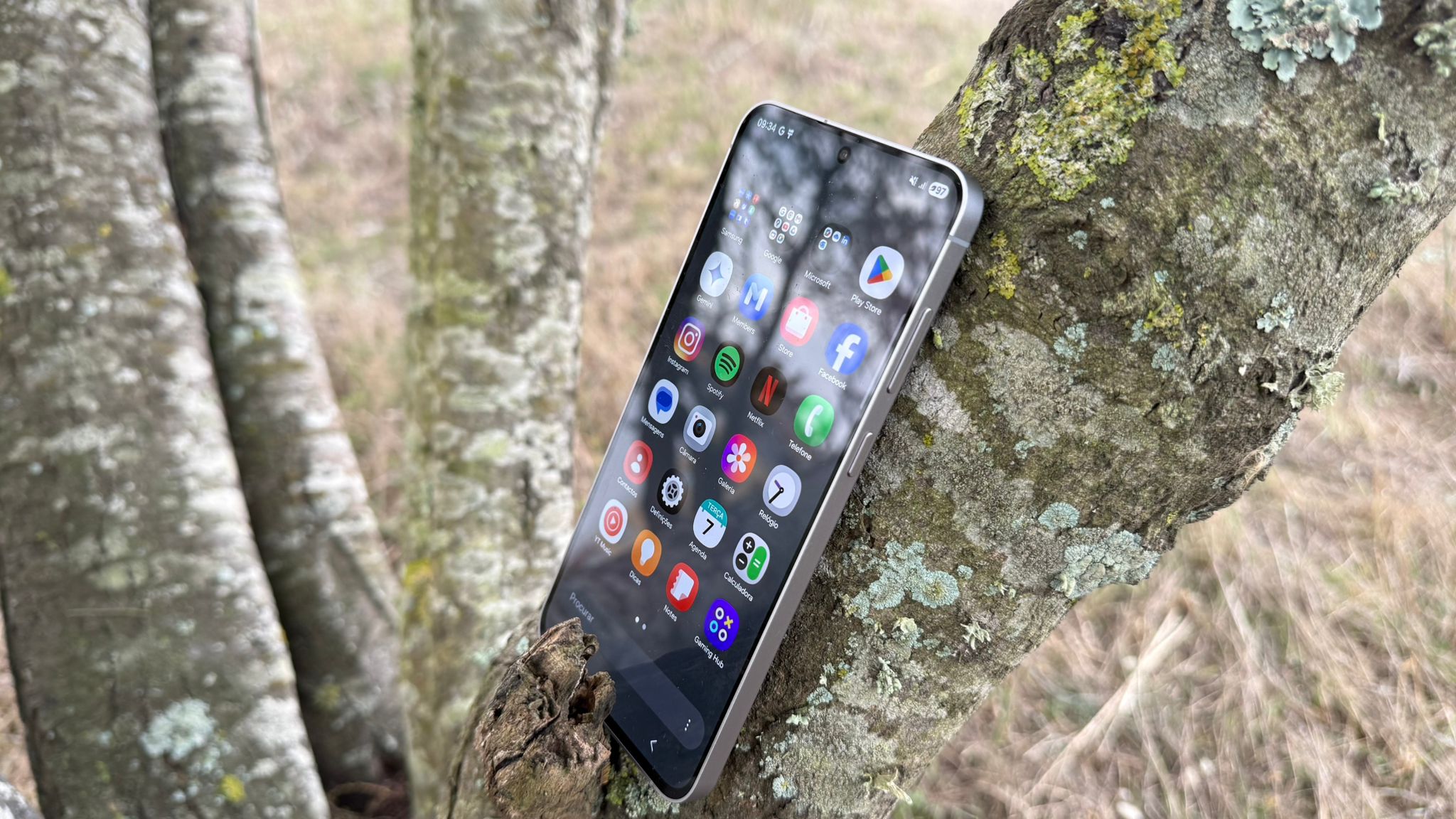 Samsung Galaxy S25 FE mantém traços do design e inteligência da “família” para jovens mais exigentes