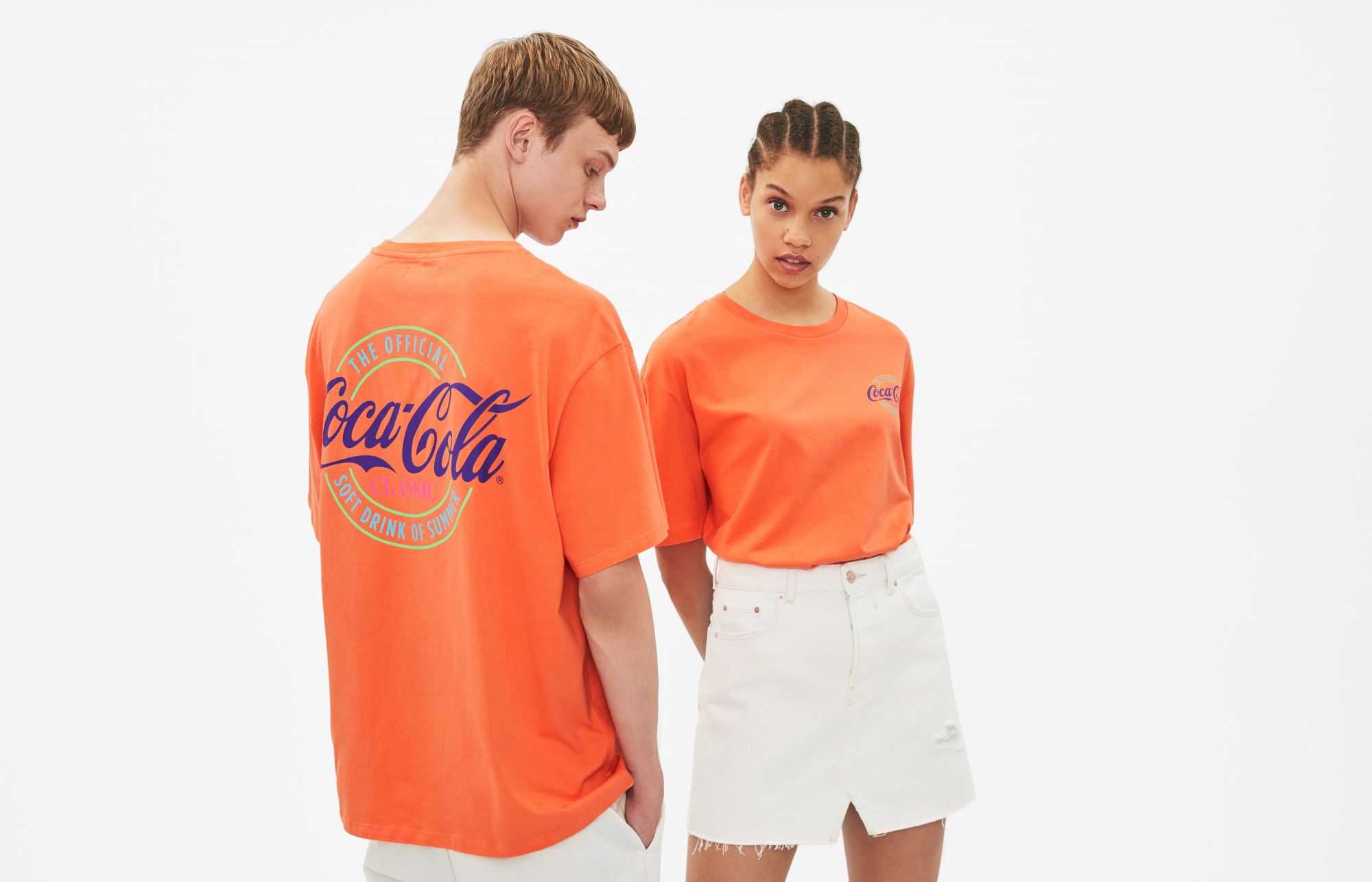 Bershka lança coleção inspirada nos anos 90 e na Coca-Cola
