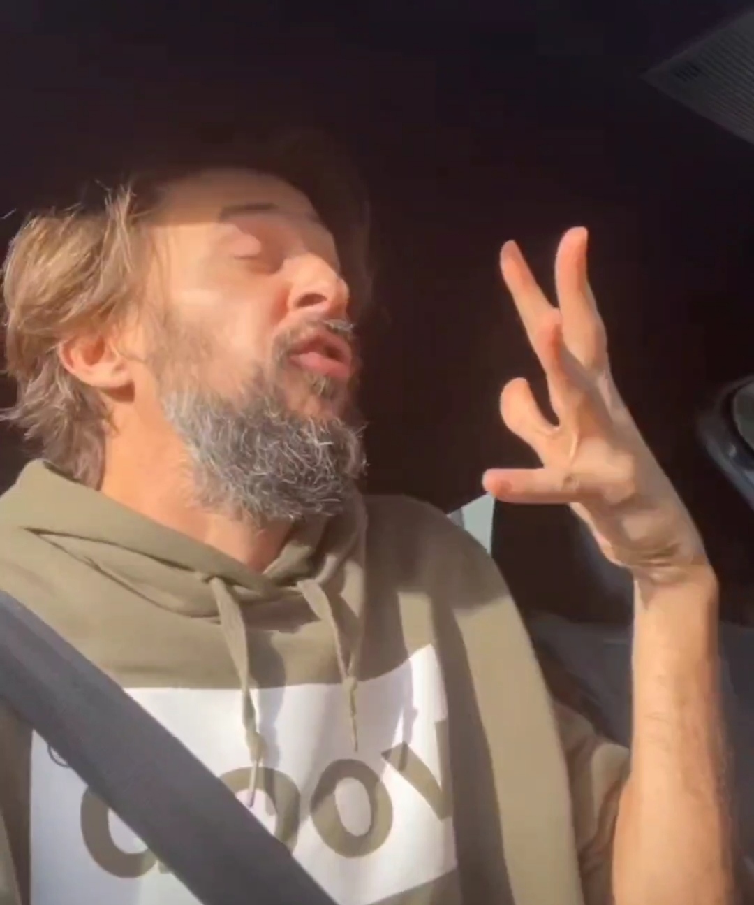 O melhor vídeo deste Natal? Bruno Nogueira desesperado com seres humanos no centro comercial