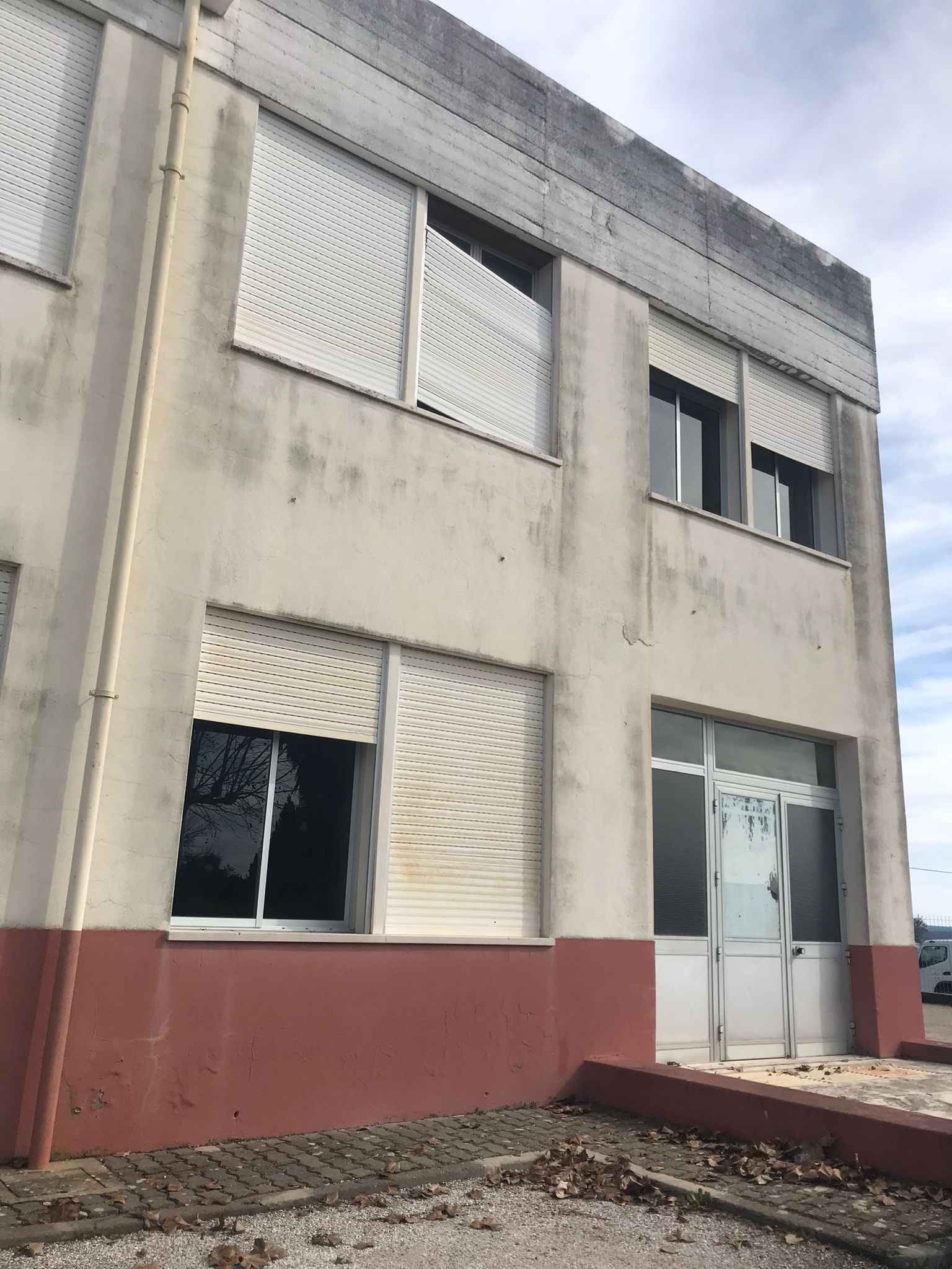 Só uma sanita a funcionar, falta de água quente e alunos a terem de usar mantas. Pais denunciam condições de escola em Coruche. Veja as fotos