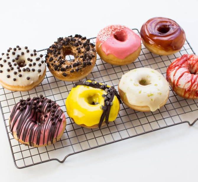 Pizzas, hambúrgueres ou donuts? De Norte a Sul, 10 sugestões vegan que lhe chegam a casa