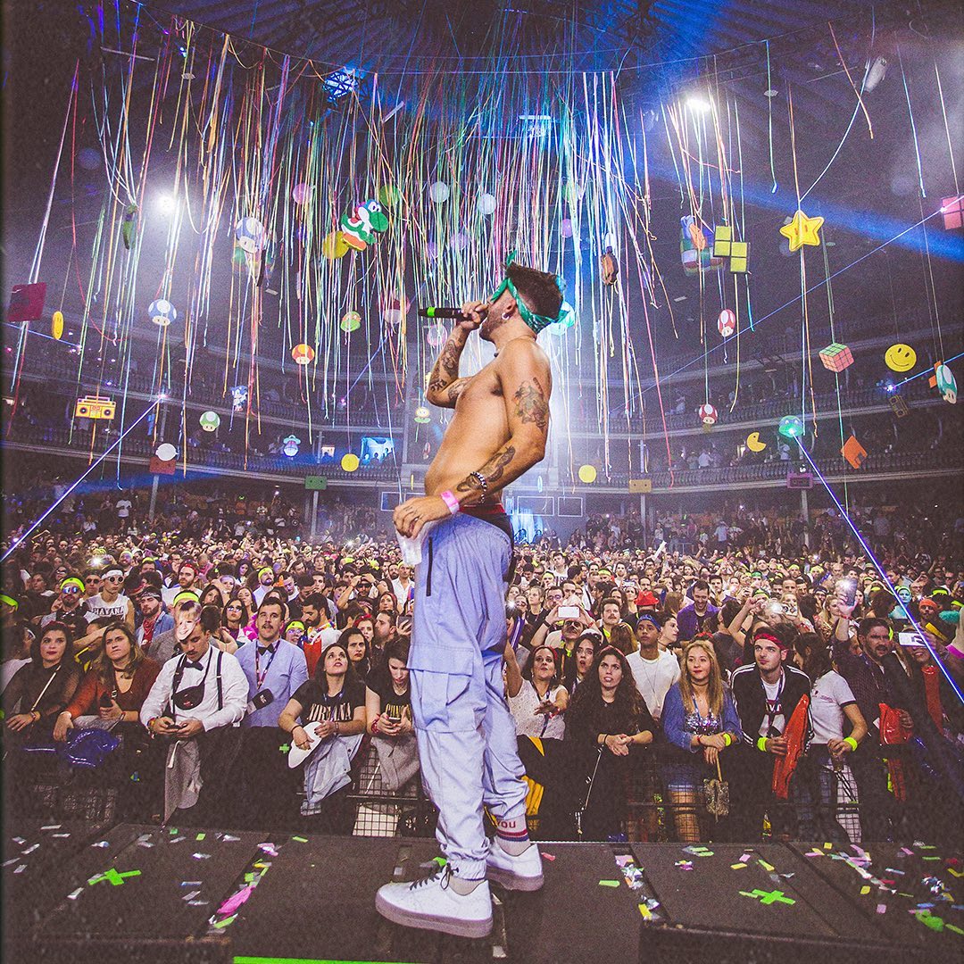 O “Revenge of The 90s” está de volta. Prepare-se para cantar em plenos pulmões “ele é o rei”