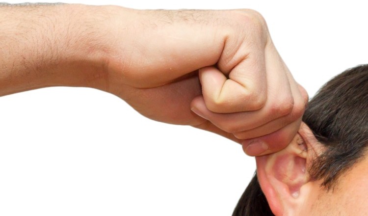 Professora primária acusada pelo Ministério Público do crime de “maus-tratos” por ter puxado as orelhas a dois alunos