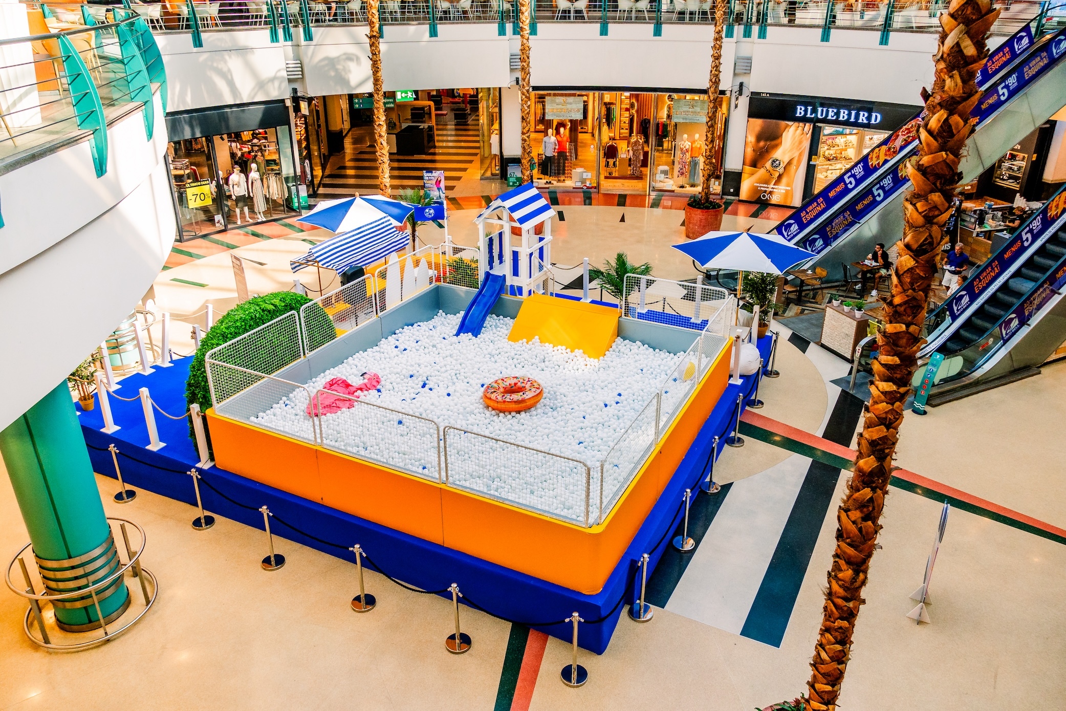 Troque a praia pela piscina de bolas gigante (à borla) que invadiu o GaiaShopping