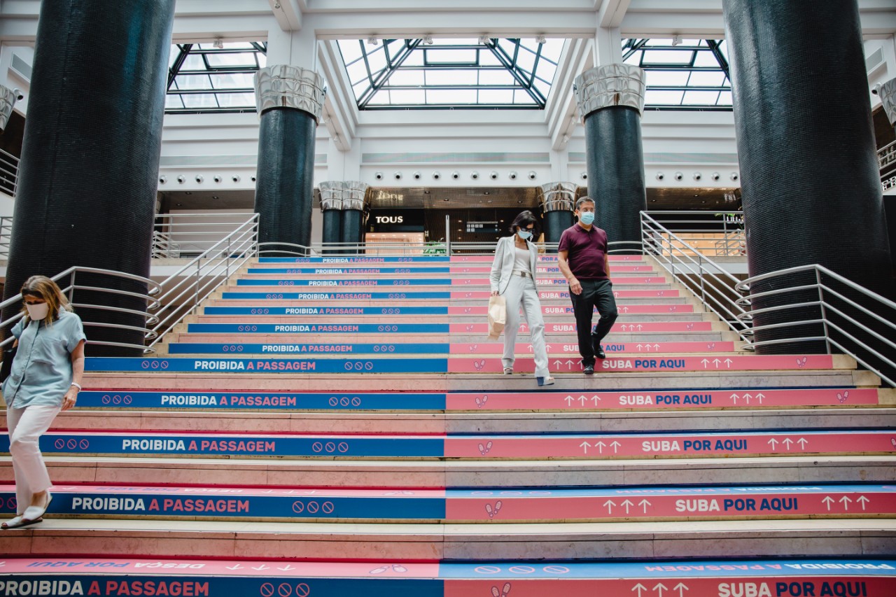 Peças de roupa em quarentena, circular à direita e, claro, máscaras. É assim o regresso aos centros comerciais