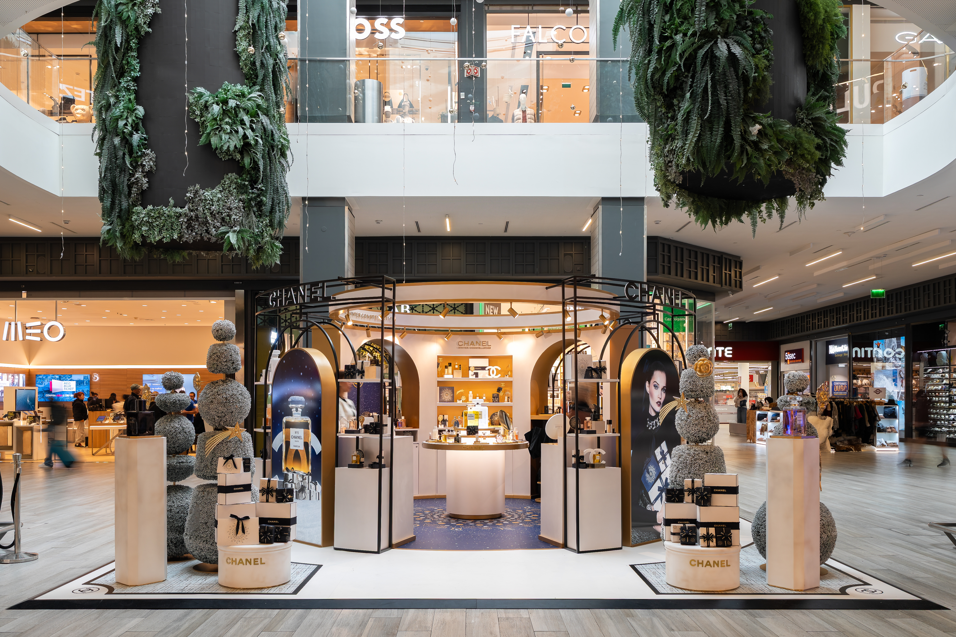 Maquilhagem, fragrâncias e embrulhos. Já não tem muito tempo para ir ao paraíso da Chanel em Cascais