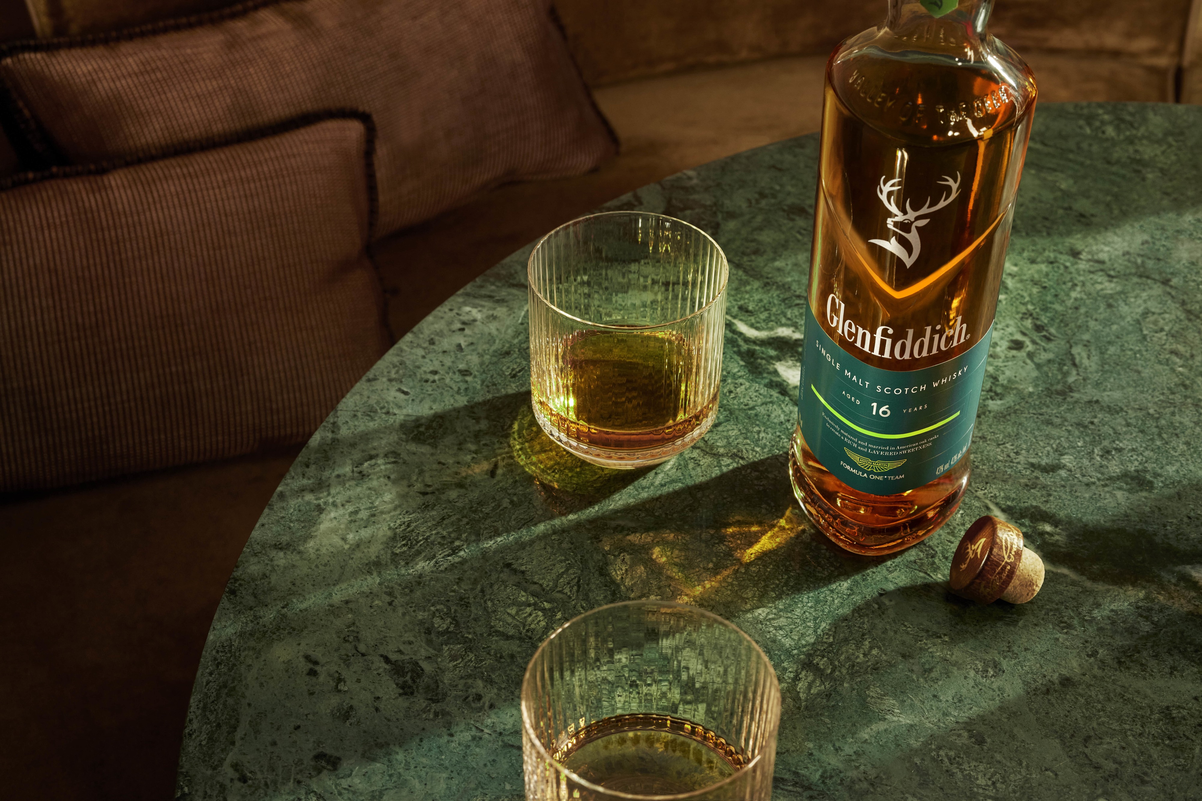 Os fãs de Fórmula 1 vão delirar com o novo whisky em colaboração com a Aston Martin (perfeito para o Natal)