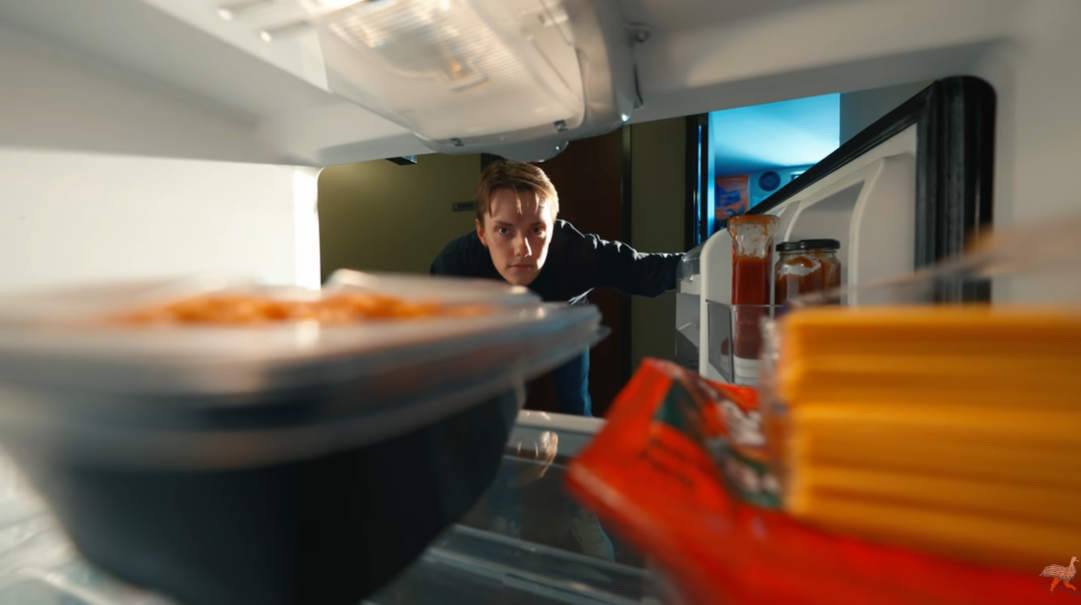 Jovem de 19 anos fica sem pernas e mãos depois de comer restos que estavam no frigorífico