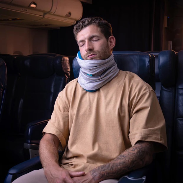 Esta almofada de viagem promete sonecas no avião sem dores de pescoço. Saiba quanto custa