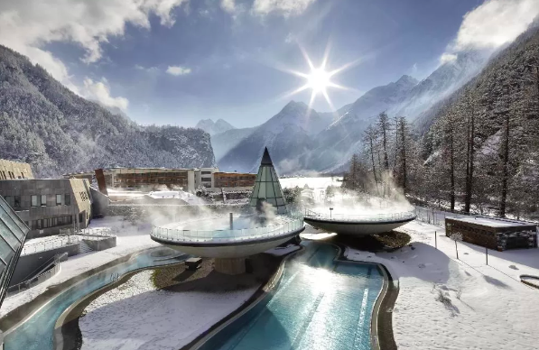 Este hotel no meio das montanhas é o paraíso do bem-estar — e tem uma “piscina” na neve