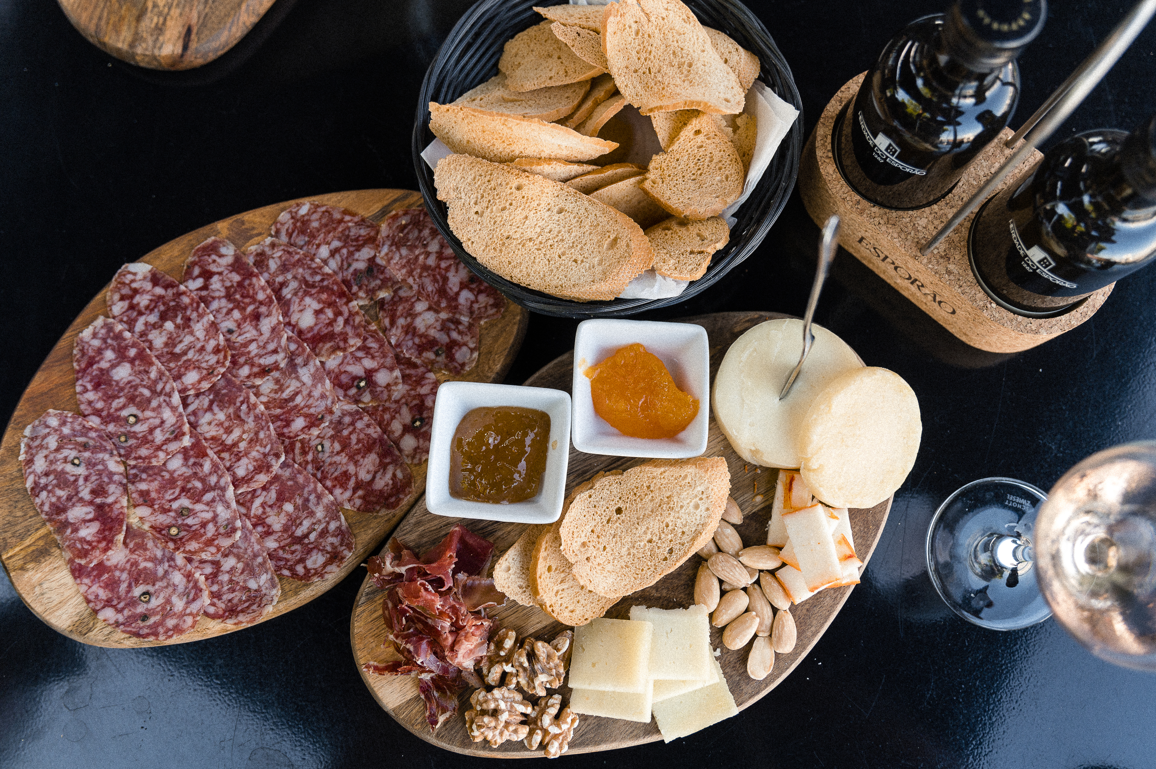 Nesta nova esplanada de Lisboa há tábuas de queijo e presunto, vinho e vista para o rio