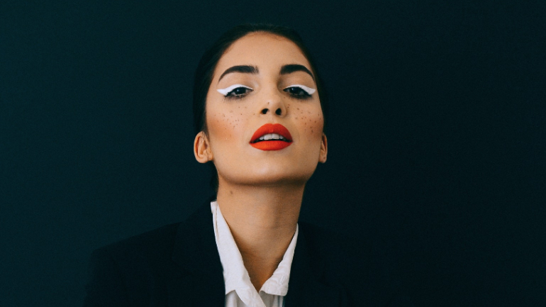 Alguma vez ouviu falar de um eyeliner flutuante? É a nova tendência no mundo da beleza