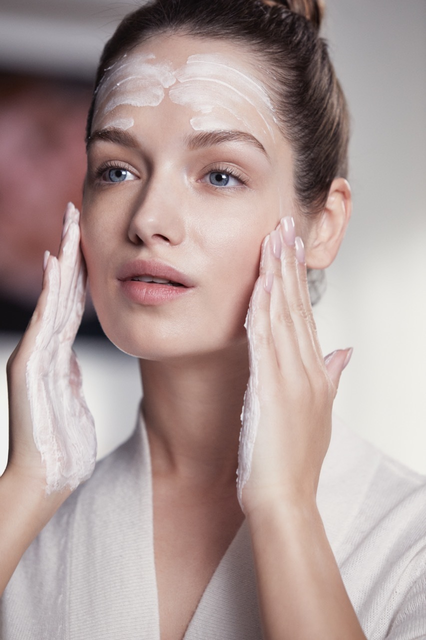 Bolsos vazios? Talvez. Pele sem vida? Nunca. Descubra o pó que se transforma em máscara