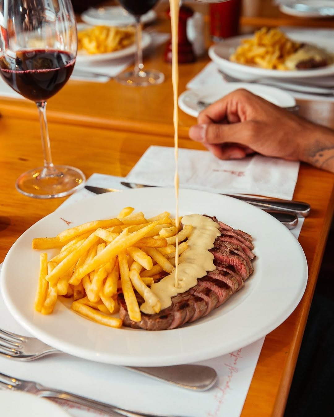 L’Entrecôte de Paris. O charme dos bistrôs franceses chega a Lisboa com tártaro, brie gratinado e mil-folhas
