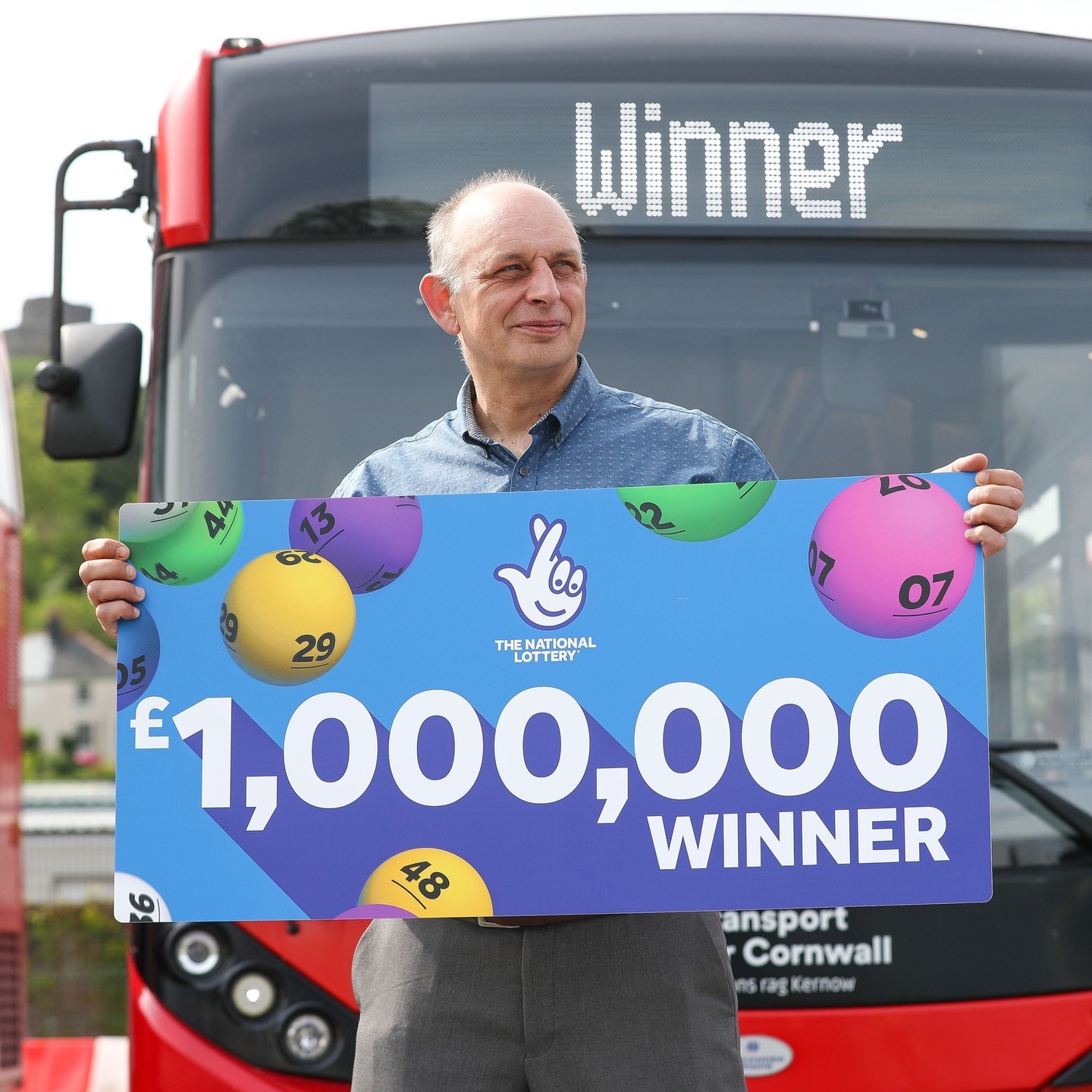 Homem ganha um milhão de libras numa raspadinha enquanto esperava por um kebab