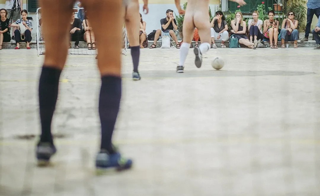 Se gosta de andar nu e de jogar à bola isto é para si. Porto vai receber um jogo insólito