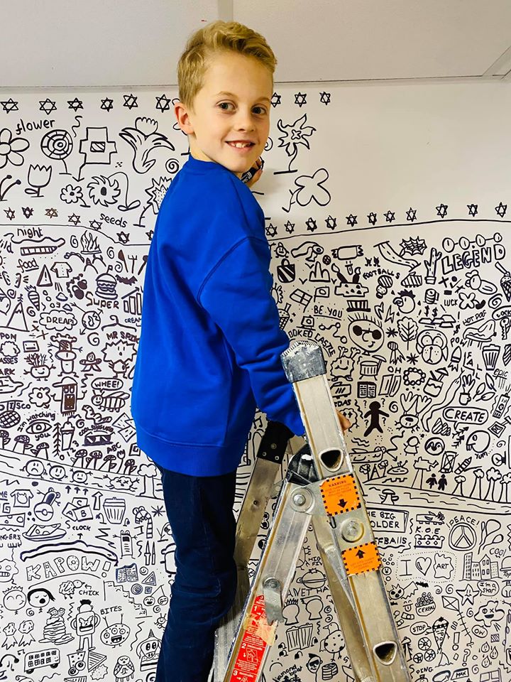 Мальчик разрисовал. Мальчик разрисовал стену. Рисунки девятилетних детей. Идеи для рисунков для мальчиков 10 лет. Идеи для рисунков для мальчиков.