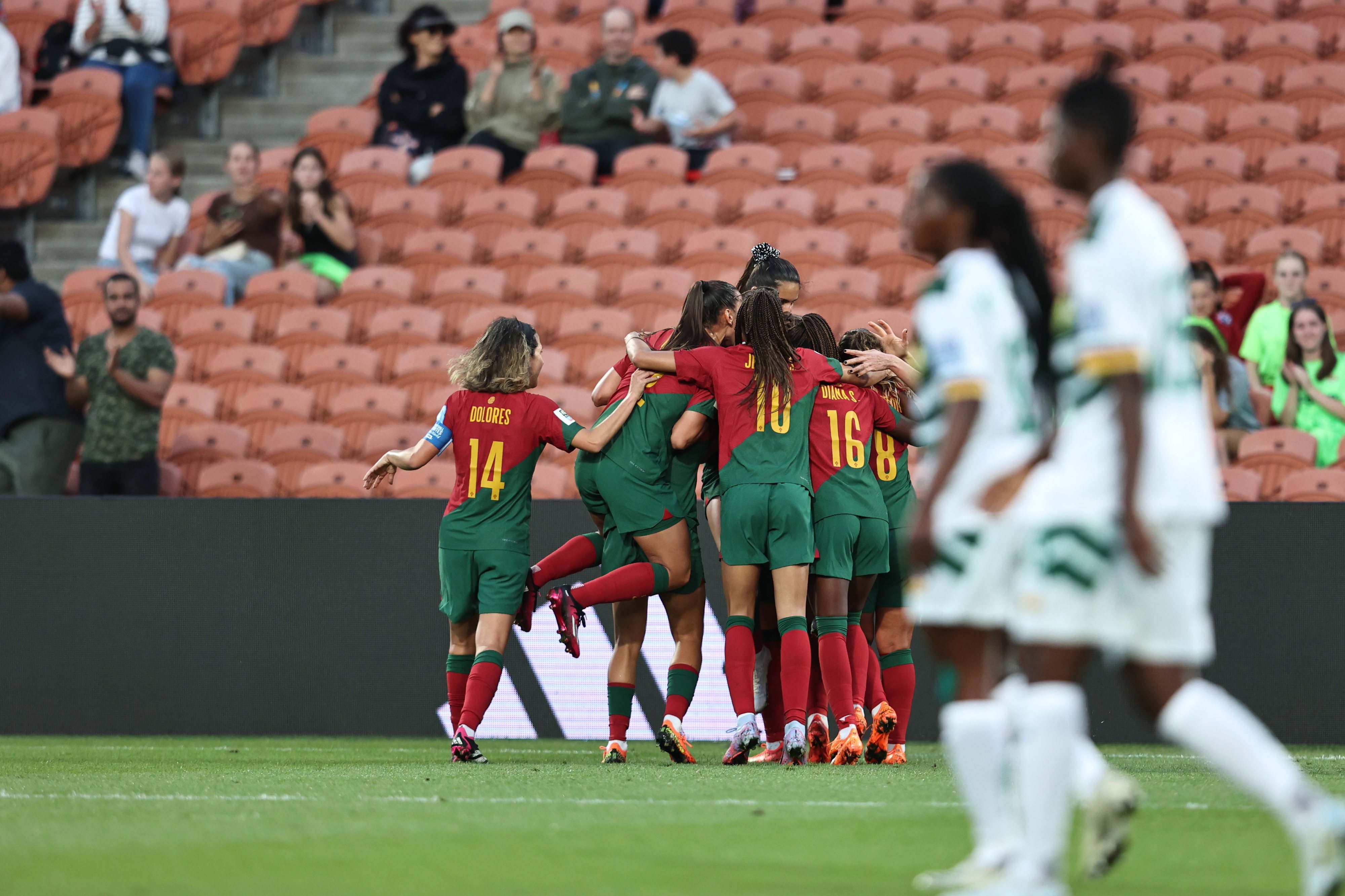 Seleção feminina regressa a Lisboa após participação no Mundial - SIC  Notícias