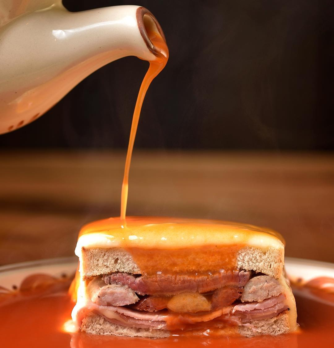 O ABC da Francesinha: o que é, como se faz e onde comer o ex-libris gastronómico do Porto